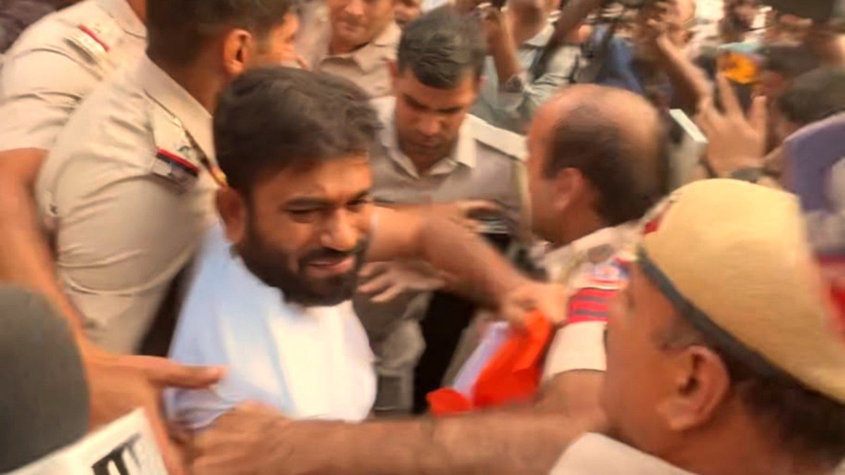 दिल्ली पुलिस द्वारा हिरासत में लिए जाते CJP संस्थापक अभिजीत दिपके