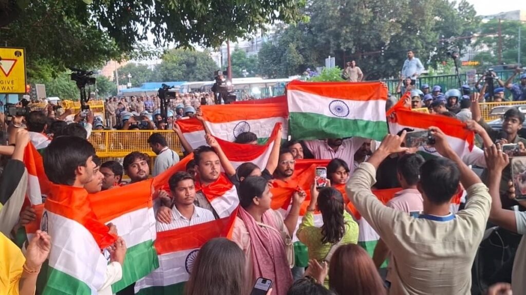 दिल्ली में तिरंगा लेकर जुटे 'लहरा दो तिरंगा' मार्च के प्रदर्शनकारी