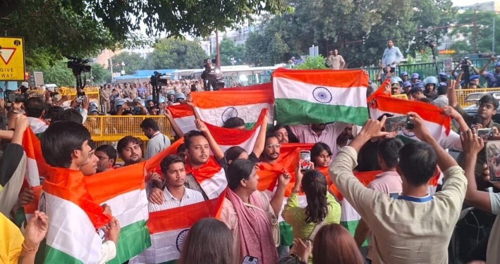 दिल्ली में तिरंगा लेकर जुटे 'लहरा दो तिरंगा' मार्च के प्रदर्शनकारी