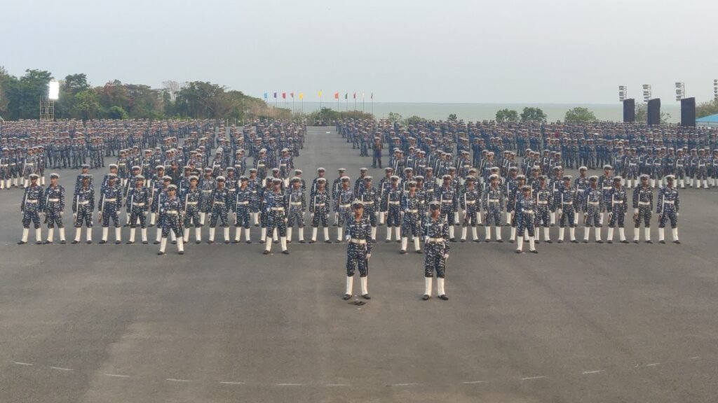 INS चिल्का के परेड ग्राउंड पर कतारों में खड़े नौसेना के पहले बैच के अग्निवीर