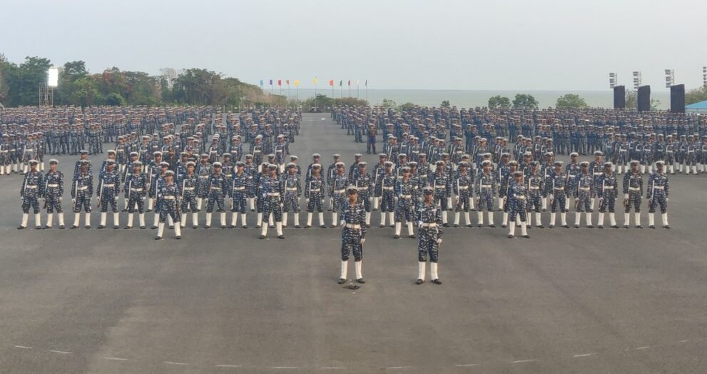 INS चिल्का के परेड ग्राउंड पर कतारों में खड़े नौसेना के पहले बैच के अग्निवीर