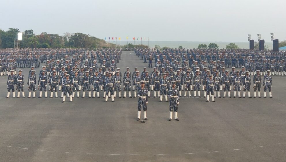 INS चिल्का के परेड ग्राउंड पर कतारों में खड़े नौसेना के पहले बैच के अग्निवीर