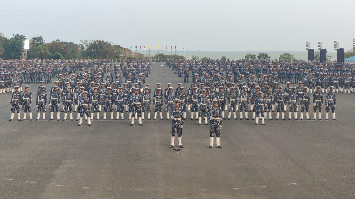INS चिल्का के परेड ग्राउंड पर कतारों में खड़े नौसेना के पहले बैच के अग्निवीर