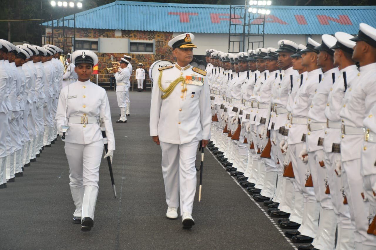 INS चिल्का में अग्निवीरों की पासिंग आउट परेड का निरीक्षण करते तत्कालीन नौसेना प्रमुख एडमिरल आर. हरि कुमार