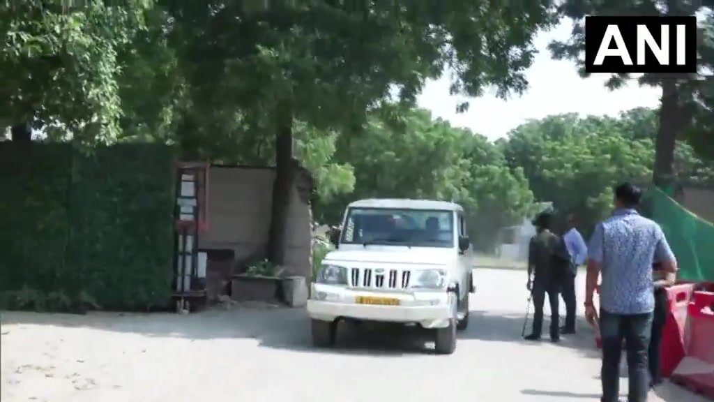 जयपुर एयरपोर्ट पर सुरक्षा वाहन और कर्मी, AI2030 डायवर्जन के बाद