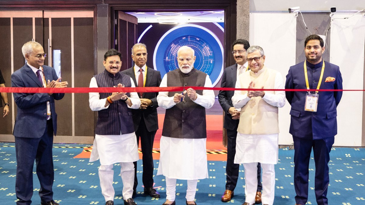 इंडिया मोबाइल कांग्रेस 2023 के उद्घाटन पर प्रधानमंत्री नरेंद्र मोदी के साथ आकाश अंबानी और दूरसंचार उद्योग के दिग्गज