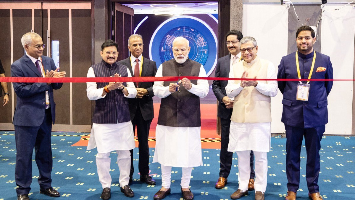 नई दिल्ली के भारत मंडपम में इंडिया मोबाइल कांग्रेस 2023 के उद्घाटन पर प्रधानमंत्री नरेंद्र मोदी के साथ आकाश अंबानी और दूरसंचार उद्योग के अन्य दिग्गज