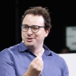 Anthropic के CEO डारियो अमोदेई TechCrunch Disrupt 2023 के मंच पर बोलते हुए