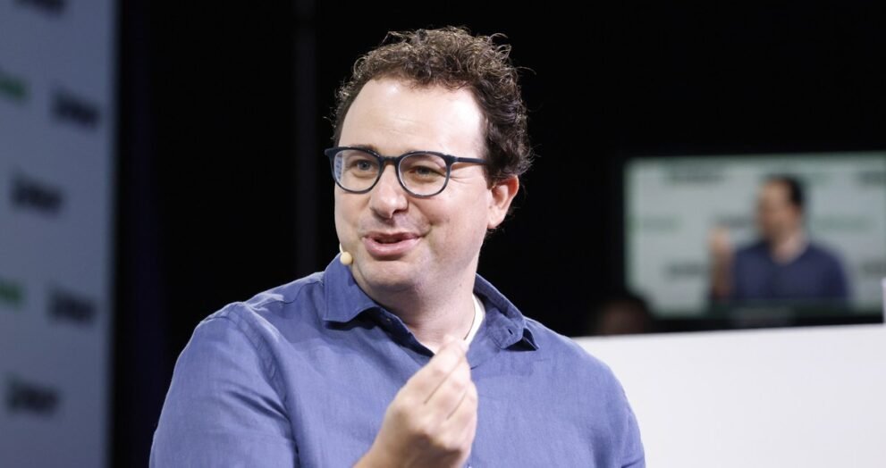 Anthropic के CEO डारियो अमोदेई TechCrunch Disrupt 2023 के मंच पर बोलते हुए