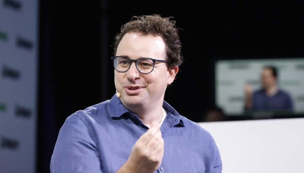Anthropic के CEO डारियो अमोदेई TechCrunch Disrupt 2023 के मंच पर बोलते हुए
