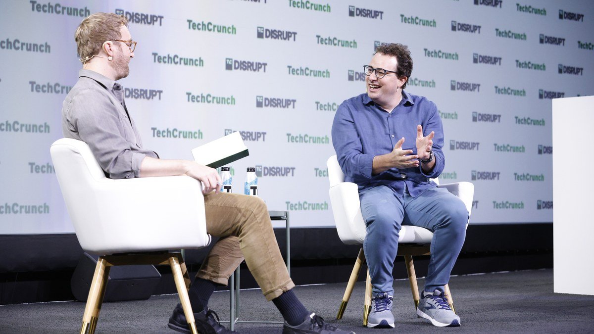 TechCrunch Disrupt 2023 में मंच पर बातचीत करते Anthropic के CEO डारियो अमोदेई