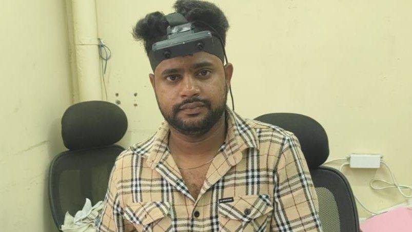 माथे पर कैमरा लगाए दर्जी मोहम्मद अरमान, जो अपने काम की वीडियो रिकॉर्डिंग करते हैं
