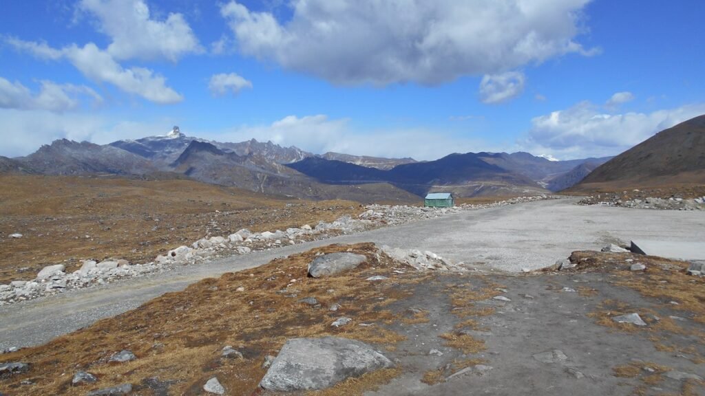 अरुणाचल प्रदेश के तवांग जिले में भारत-चीन सीमा पर स्थित बुम ला दर्रा, पीछे पहाड़ और बादल