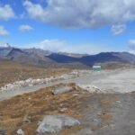 अरुणाचल प्रदेश के तवांग जिले में भारत-चीन सीमा पर स्थित बुम ला दर्रा, पीछे पहाड़ और बादल