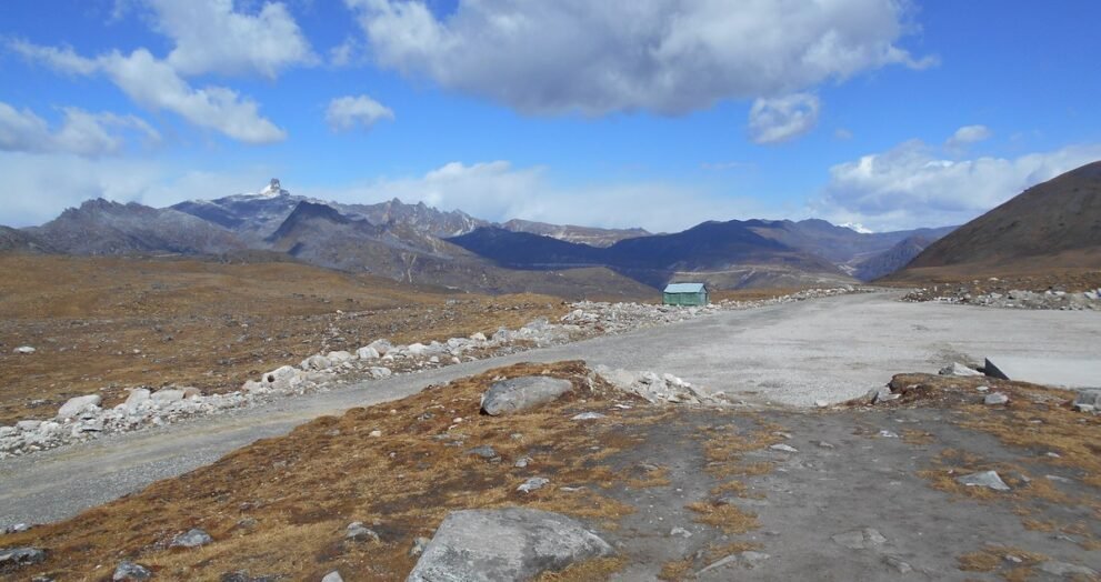 अरुणाचल प्रदेश के तवांग जिले में भारत-चीन सीमा पर स्थित बुम ला दर्रा, पीछे पहाड़ और बादल