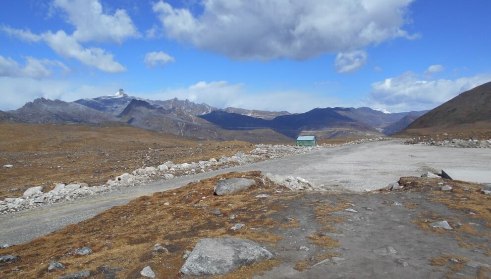 अरुणाचल प्रदेश के तवांग जिले में भारत-चीन सीमा पर स्थित बुम ला दर्रा, पीछे पहाड़ और बादल