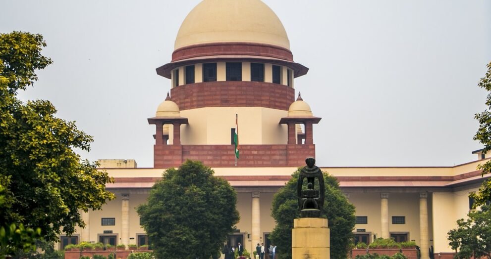 नई दिल्ली स्थित सुप्रीम कोर्ट ऑफ इंडिया की इमारत का सामने से दृश्य