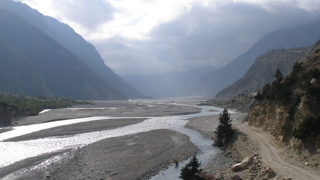 नेपाल में गंडकी नदी की घाटी, जहां भूस्खलन के बाद गंडक में पानी बढ़ा
