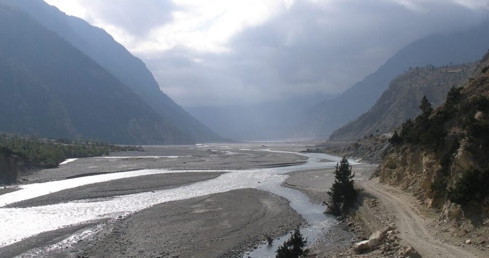 नेपाल में गंडकी नदी की घाटी, जहां भूस्खलन के बाद गंडक में पानी बढ़ा