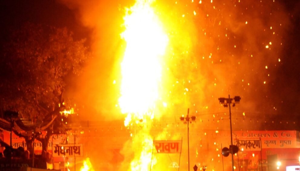 दशहरे पर दिल्ली में जलता रावण का पुतला