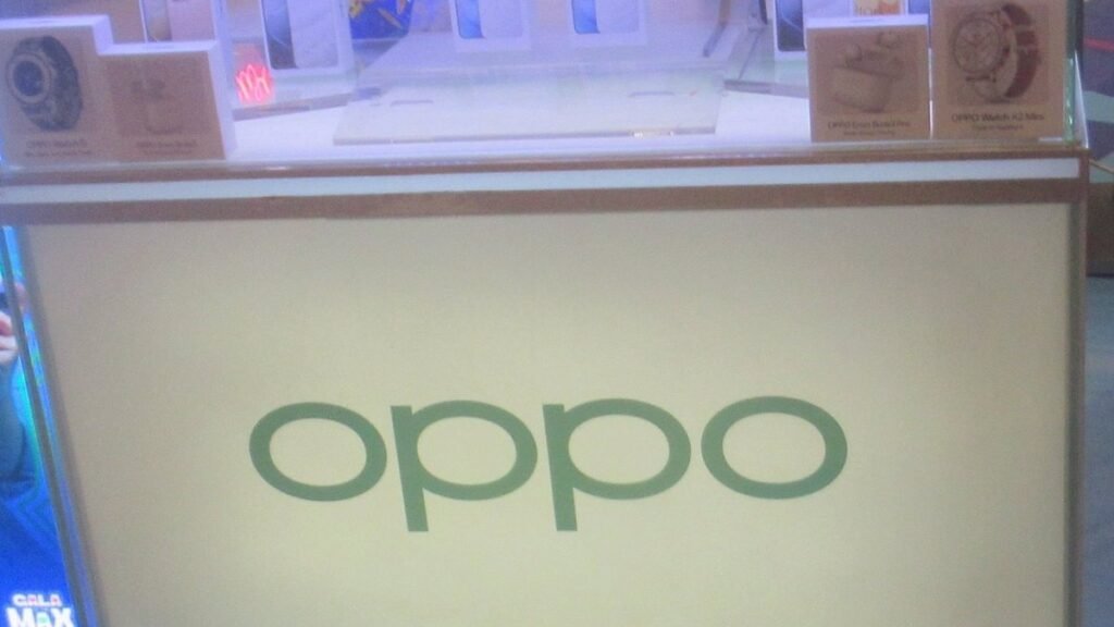 एक मोबाइल स्टोर में OPPO ब्रांड का डिस्प्ले काउंटर