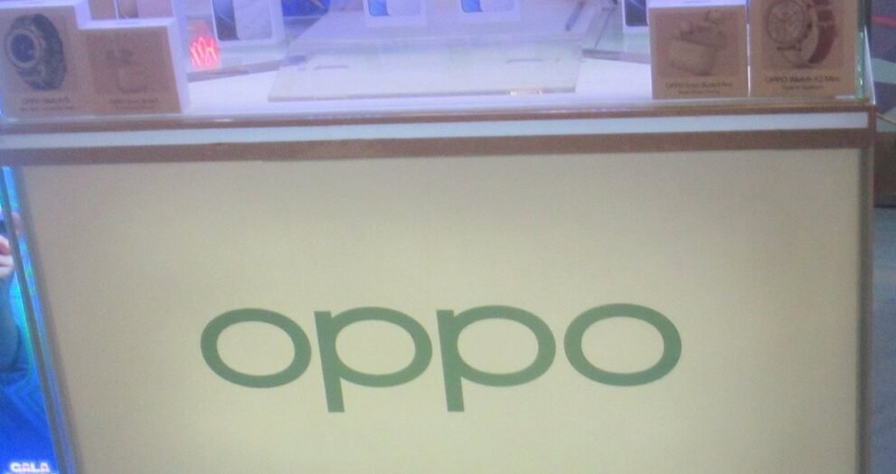 एक मोबाइल स्टोर में OPPO ब्रांड का डिस्प्ले काउंटर