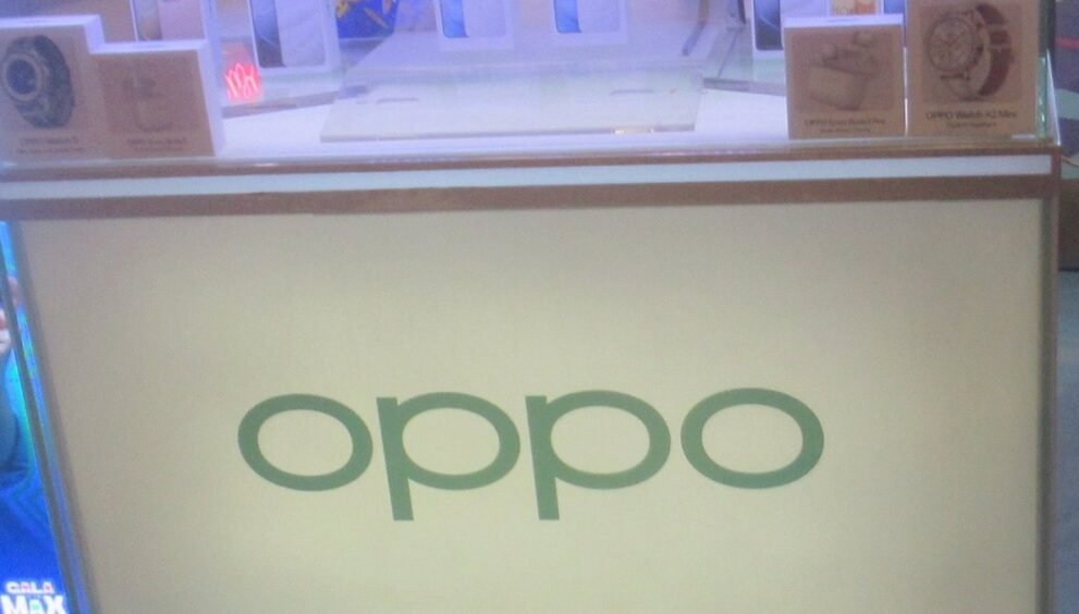 एक मोबाइल स्टोर में OPPO ब्रांड का डिस्प्ले काउंटर