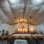त्योहार की सजावट वाला नवरात्रि पंडाल, जिसमें दीपों से सजी देवी प्रतिमा