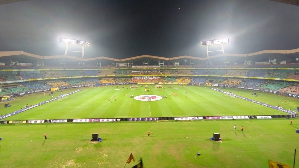 फ्लडलाइट की रोशनी में ISL मैच के दौरान कोच्चि का जवाहरलाल नेहरू स्टेडियम