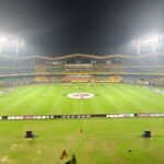 फ्लडलाइट की रोशनी में ISL मैच के दौरान कोच्चि का जवाहरलाल नेहरू स्टेडियम