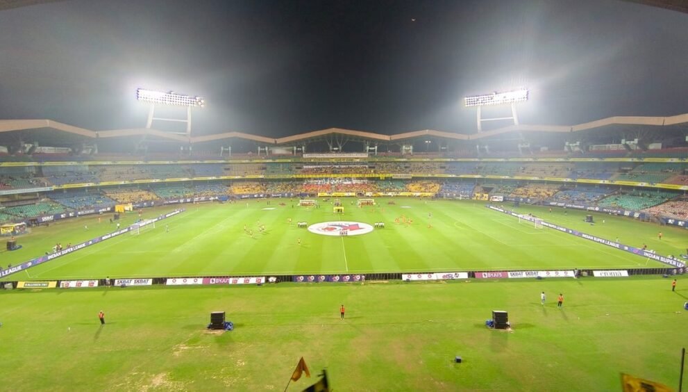 फ्लडलाइट की रोशनी में ISL मैच के दौरान कोच्चि का जवाहरलाल नेहरू स्टेडियम