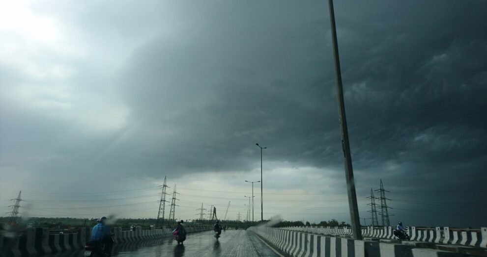 Delhi Rain: भीगी राजमार्ग पुल और तूफानी आसमान का दृश्य