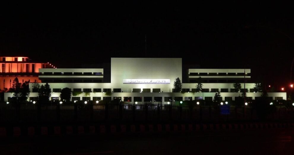 इस्लामाबाद स्थित पाकिस्तान के संसद भवन का रात का दृश्य