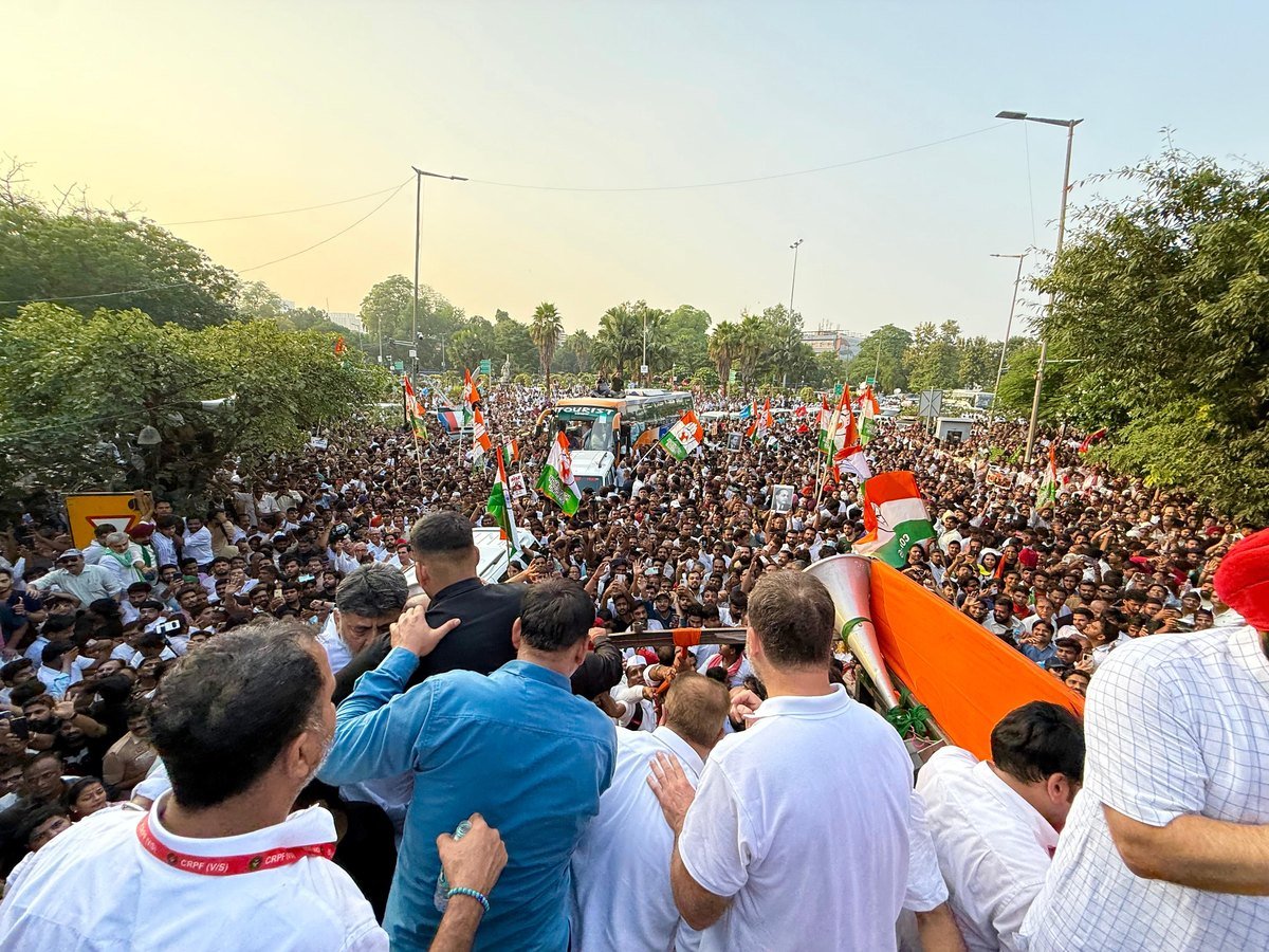 दिल्ली की सड़क पर तिरंगे के साथ मार्च करते लोग