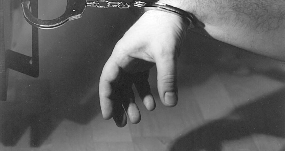 पुलिस की हथकड़ी पहने हाथ की सांकेतिक तस्वीर