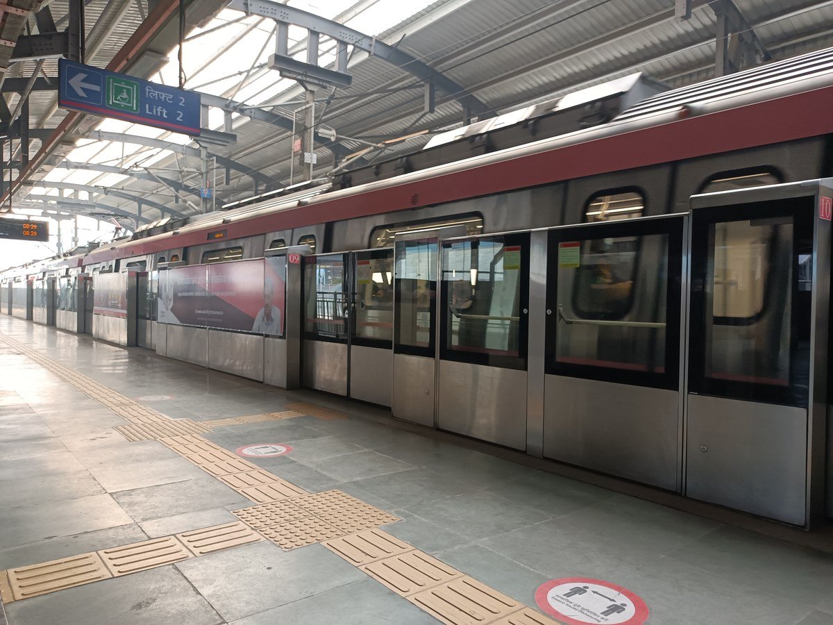दिल्ली मेट्रो की पिंक लाइन ट्रेन
