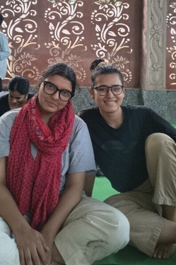 नेहा बोरा और उनकी हमशक्ल युवती