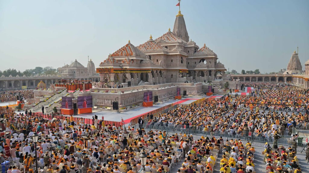 अयोध्या में श्री राम जन्मभूमि मंदिर और परिसर में मौजूद श्रद्धालु