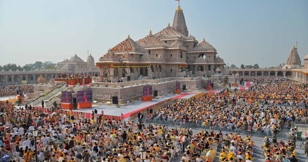 अयोध्या में श्री राम जन्मभूमि मंदिर और परिसर में मौजूद श्रद्धालु