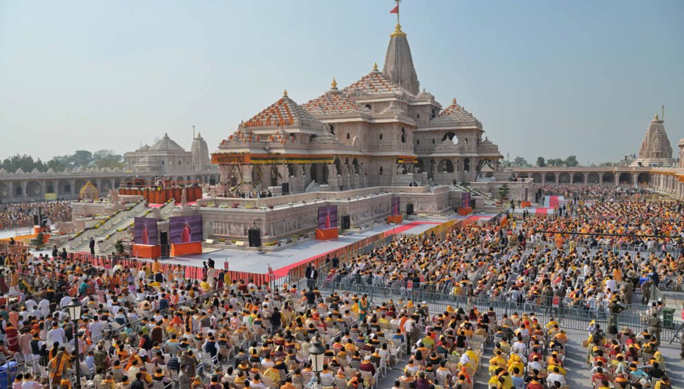 अयोध्या में श्री राम जन्मभूमि मंदिर और परिसर में मौजूद श्रद्धालु