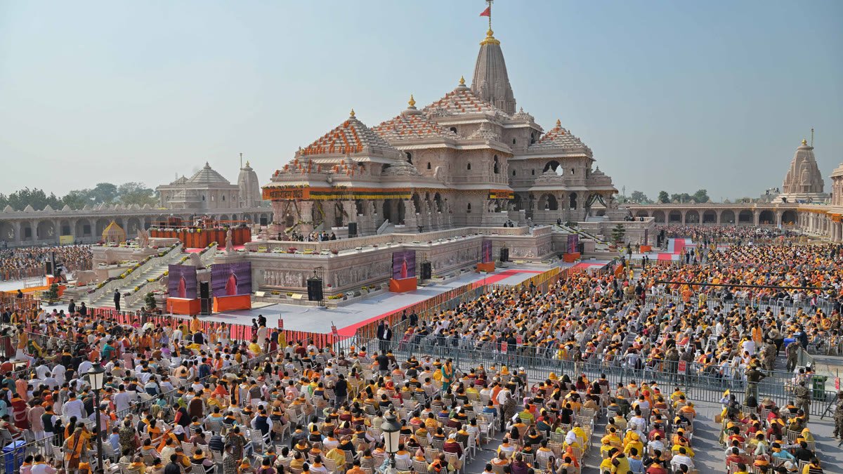 अयोध्या में श्री राम जन्मभूमि मंदिर और परिसर में मौजूद श्रद्धालु