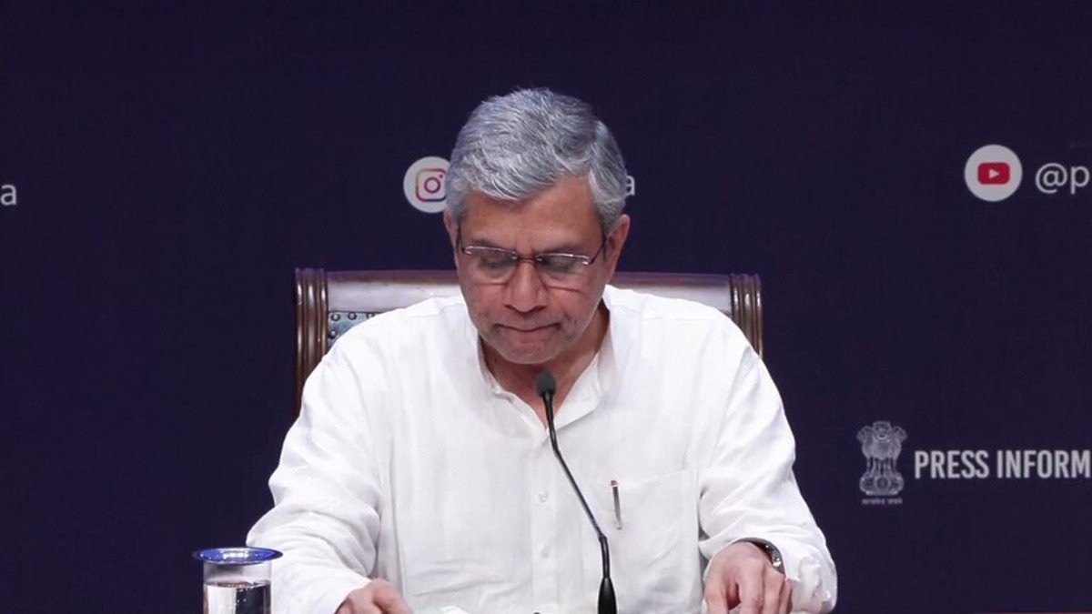 केंद्रीय मंत्री अश्विनी वैष्णव PIB ब्रीफिंग में IDBI सौदे पर बोलते हुए
