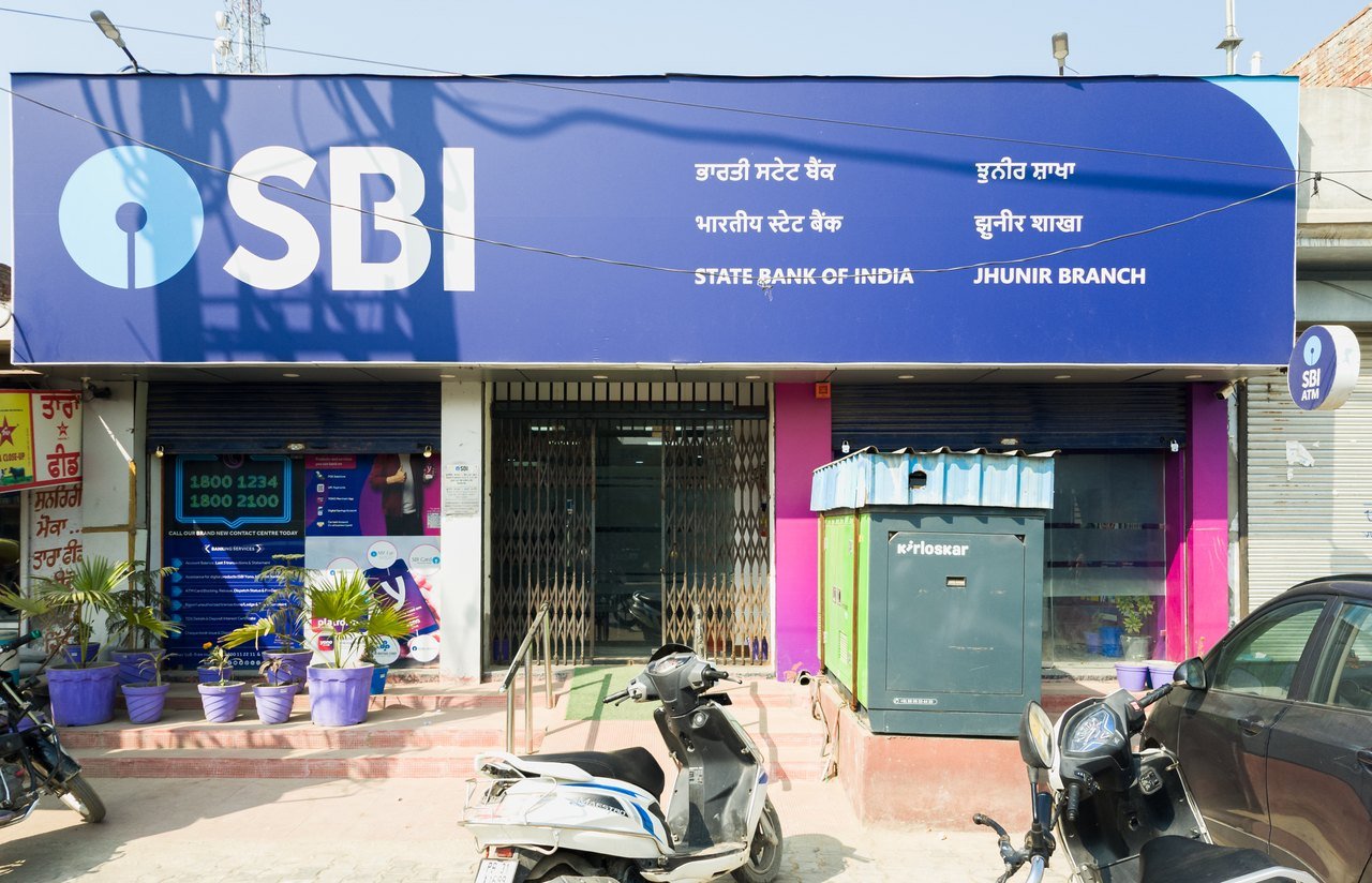पंजाब के झुनीर में स्टेट बैंक ऑफ इंडिया की शाखा, बाहर लगा बड़ा नीला साइनबोर्ड
