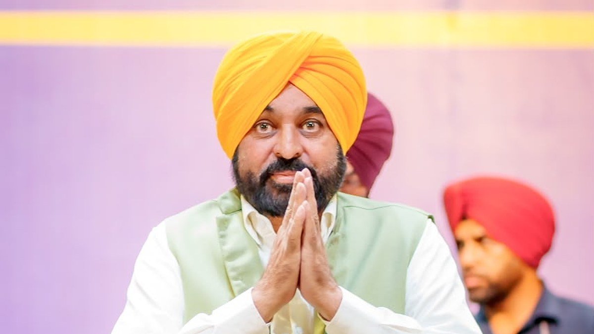 फिल्लौर में ‘युद्ध नशियां विरुद्ध’ अभियान के समीक्षा कार्यक्रम में हाथ जोड़कर अभिवादन करते पंजाब के मुख्यमंत्री भगवंत मान