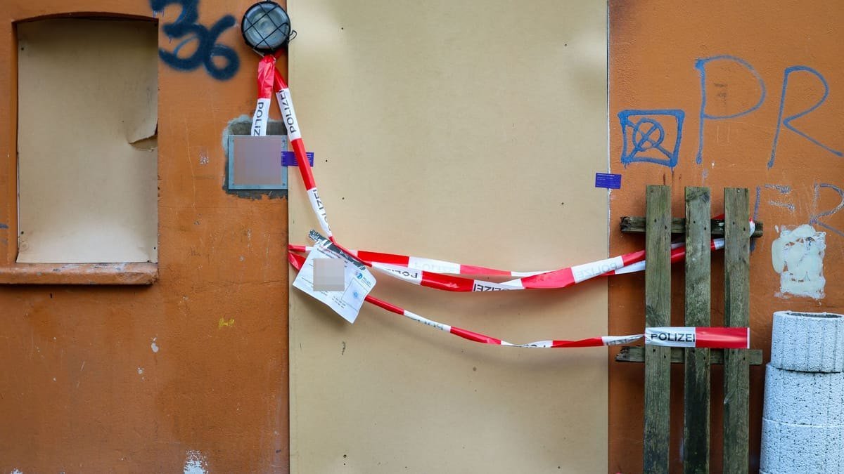 बोखुम में आग वाली इमारत का दरवाजा, जिसे पुलिस ने घटनास्थल के तौर पर सील कर दिया है