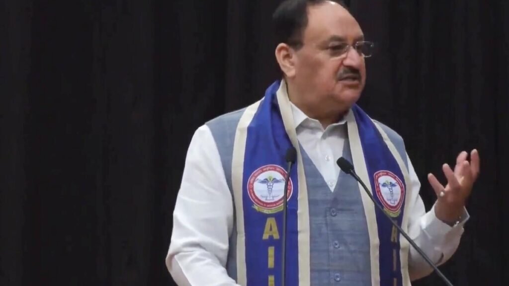 एम्स बिलासपुर के एक कार्यक्रम को संबोधित करते केंद्रीय रसायन एवं उर्वरक मंत्री जेपी नड्डा