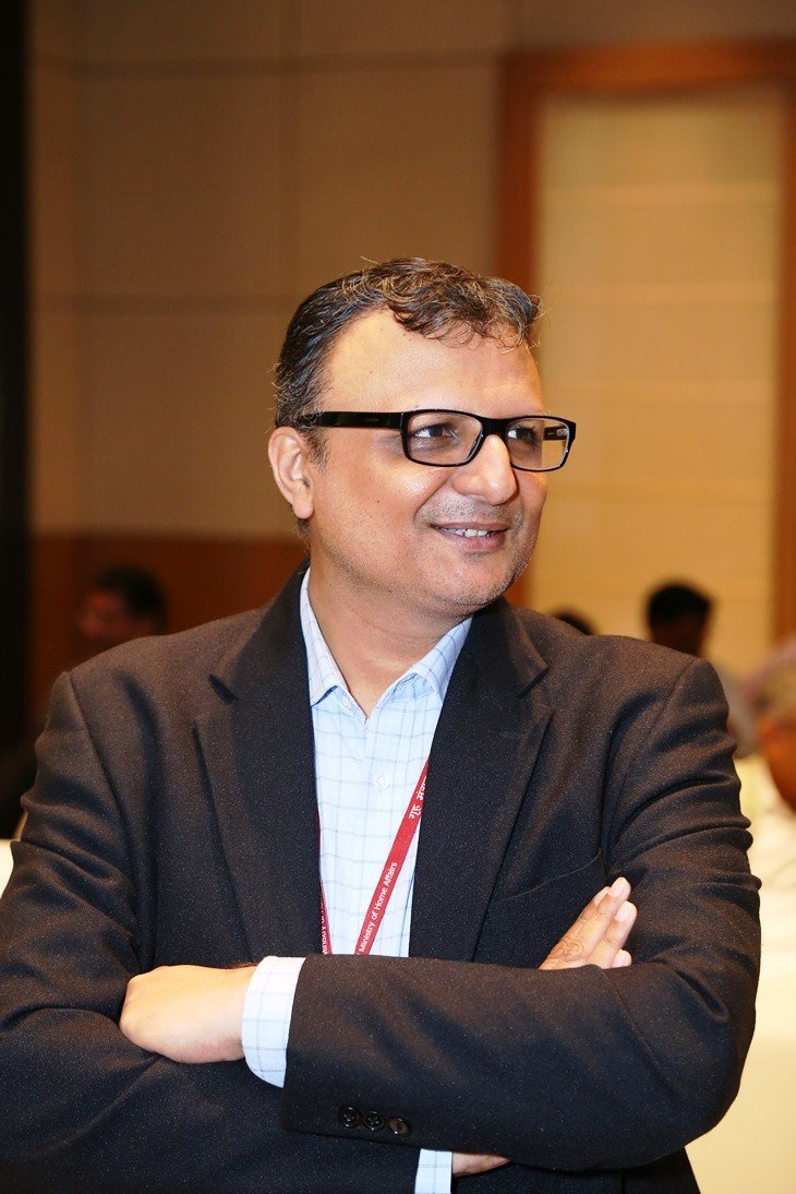 केंद्रीय फिल्म प्रमाणन बोर्ड के अध्यक्ष शशि शेखर वेम्पति हाथ बांधे मुस्कुराते हुए