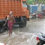 चेन्नई में बारिश के बाद जलभराव वाली सड़क