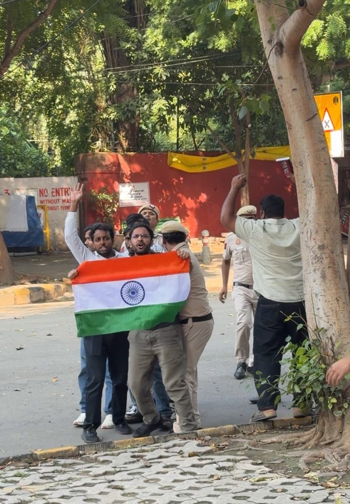 जंतर मंतर पर तिरंगा लहराते अशुतोष रांका