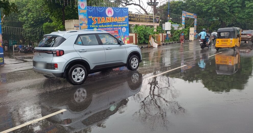 बारिश से भीगी चेन्नई की अन्ना सलाई सड़क पर चलते वाहन (फाइल फोटो)